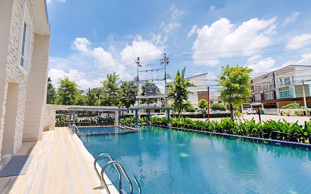 อ่อนนุช35 พัฒนาการ32 MRTคลองกลันตัน 1.5กม. ให้เช่าคฤหาสน์แนวตั้ง 4นอน ทาวน์เฮ้าส์ 3 ชั้น 21 ตร.วา. 252 ตร.ม.  เฟอร์ เครื่องใช้ไฟฟ้าครบ