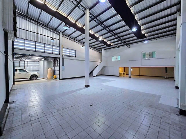 MRT รัชดาภิเษก 900 ม.แยก รัชดา-สุทธิสารให้เช่าโกดัง พร้อมออฟฟิศ  123 ตร.วา. 490 ตร.ม.ซ.ลาดพร้าว 34-40 