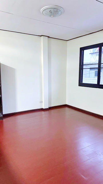 MRT ห้วยขวาง 699ม คฤหาสน์ 2ชั้น ใกล้7-11 20เมตร  ไม่เคยอยู่ รัชดา  3-4นอน 3ปีมีครั้ง  เหม่งจ๋าย ประชาราษฏร์บำเพ็ญ12-19  3แอร์