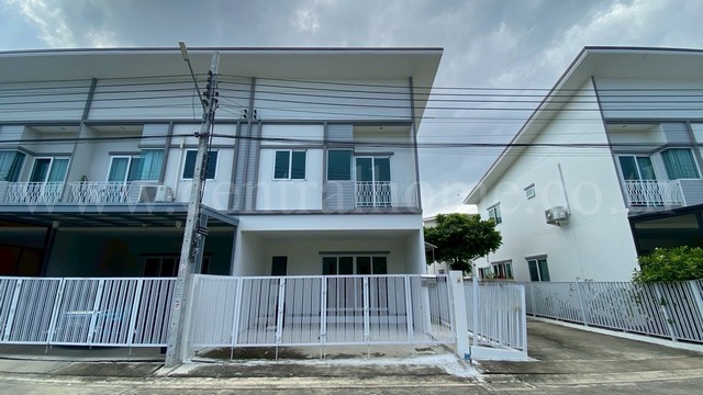 ทาวน์เฮ้าส์ เดอะ มิราเคิล เพชรเกษม 63 โครงการ 3 บ้านใหม่ พร้อมเข้าอยู่