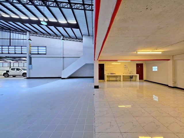 MRT รัชดาภิเษก 900 ม.แยก รัชดา-สุทธิสารให้เช่าโกดัง พร้อมออฟฟิศ  123 ตร.วา. 490 ตร.ม.ซ.ลาดพร้าว 34-40