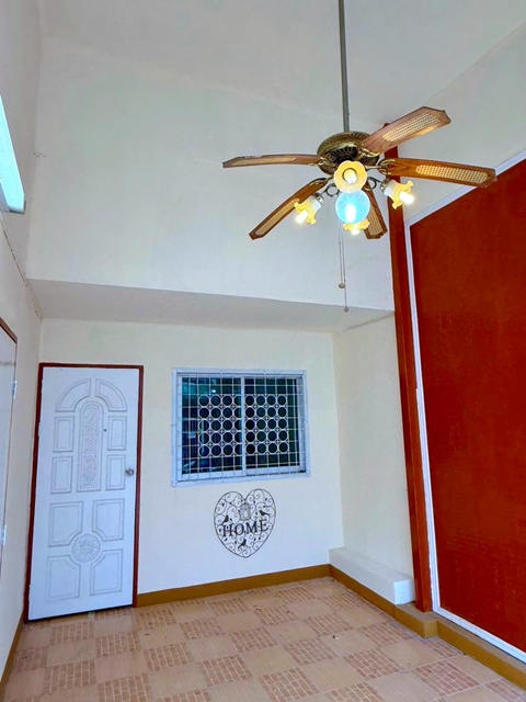 ฟู้ดแลนด์ แจ๊ส ศรีนครินทร์ 1.1 กม. ค้าขาย ร้านนวด 6นอน 6น้ำ  MRT ศรีด่าน 1.2กม. อาคารพาณิชย์ 4.5ชั้น  420ตร.ม. 25ตร.วา. ศรีด่าน- แบริ่ง