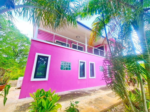 รร.นานาชาติเซนต์สตีเฟ่นส์ 6.0 กม. 3 นอน ทองสมบูรณ์คลับ 4 กม. ให้เช่าบ้านเดี่ยว 1 ชั้นครึ่ง มีระเบียง 200 ตร.วา. 299 ตร.ม.  3 น้ำ 