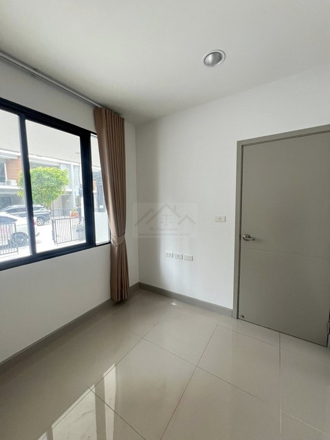 ให้เช่าทาวน์โฮม 3.5 ชั้น หลังมุม 220 ตรม. 4 ห้องนอน  Premium Place พหลโยธิน-รามอินทรา ใกล้ Big C สะพานใหม่