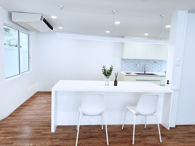 ม.เกษตรศาสตร์ 260 ม.คฤหาสน์ บ้าน ให้เช่า 2 ชั้น3นอน 2น้ำ แอร์ 5 ตัว พร้อมเฟอร์นิเจอร์ จอดรถได้ 4 คัน ถ.งามวงศ์วาน43-49 เพียง 115 เมตร