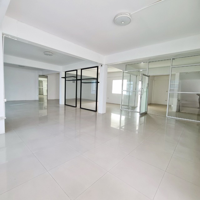 กิ่งแก้ว ร่มเกล้า ถูกที่สุด  Airport Link ลาดกระบัง 696กม.พระจอมเกล้า 8ม.x14ม. ให้เช่าตึกออฟฟิต 2 คูหา  4ชั้น  37ตรว. 437ตรม..จอดรถ 2คัน