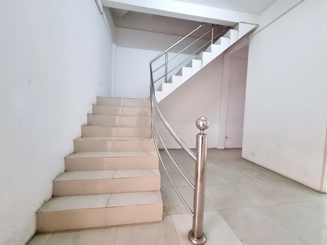 กิ่งแก้ว ร่มเกล้า ถูกที่สุด  Airport Link ลาดกระบัง 696กม.พระจอมเกล้า 8ม.x14ม. ให้เช่าตึกออฟฟิต 2 คูหา  4ชั้น  37ตรว. 437ตรม..จอดรถ 2คัน