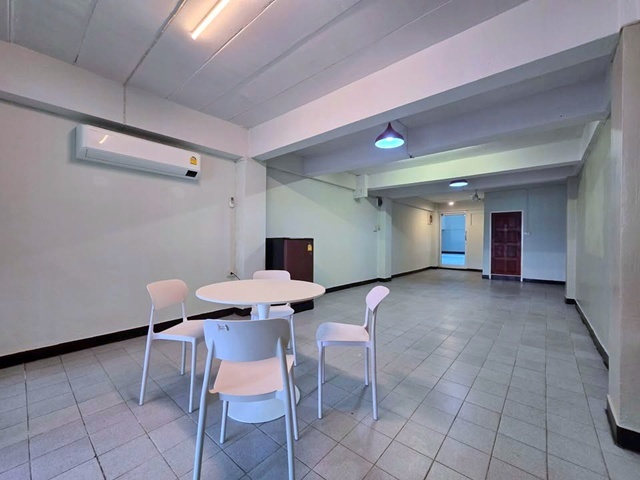 ให้เช่าโกดัง บิ๊กซี ลาดพร้าว2  1.5 กม. MRT รัชดาภิเษก 900 ม. แยก รัชดา-สุทธิสาร พร้อมออฟฟิศ 150 ตร.วา. 495 ตร.ม.