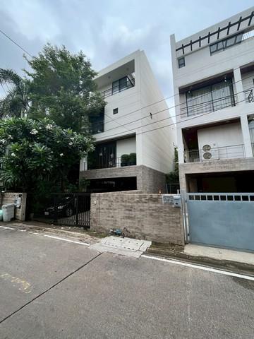 ให้เช่าบ้านเดี่ยว 4 ชั้น 650 ตรม. พร้อมสระว่ายน้ำ ย่านอารีย์ พญาไท ใกล้ BTS อารีย์