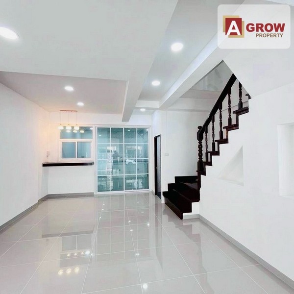 หมู่บ้านสวีทโฮม ถนนบางกรวย-ไทรน้อย ถนนเมน บ้านสวย ทำเลค้าขาย รีโนเวทใหม่พร้อมอยู่