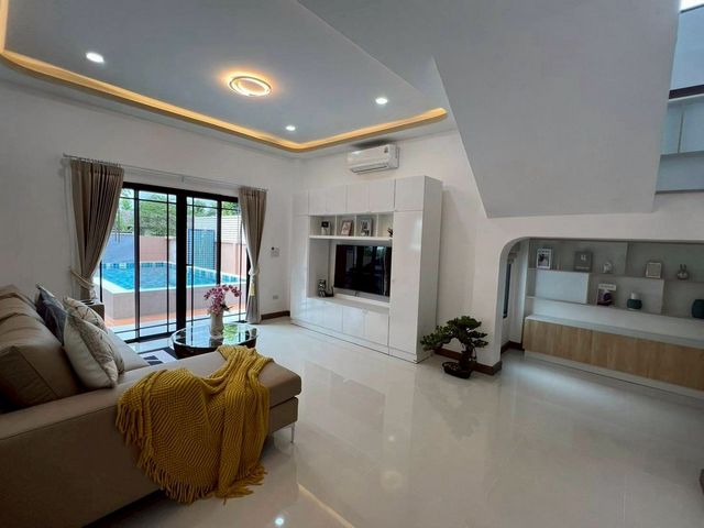 ขายเพียง 8.8 ล้าน/หลัง บ้านพูลวิลล่าใหม่เอี่ยม 2 ชั้น พร้อมสระว่ายน้ำส่วนตัว มีแค่ 2 หลังเท่านั้น! #บ้านนอกโครงการ เป็นส่วนตัวสุดๆ