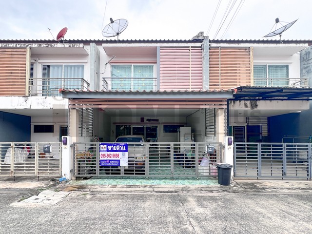 รหัสทรัพย์ : 680026ทาวน์โฮม เดอะทรัสต์ทาวน์ (The Trust Tow Ratchaphruek)ราชพฤกษ์ รัตนาธิเบศร์- ทาวน์โฮม 2 ชั้น เนื้อที่ 19 ตร.ว.พื้นที่ใช้สอย 120 ตร.ม.- 3 ห้องนอน 2 ห้องน้ำ 1 ห้องรับแขก 1 ห้องครัว 2 ที่จอดรถ- มีการต่อเติมห้องครัวขนาดใหญ่ และหลังคาโรงจอดรถ- ต่อเติมครัวหลังบ้าน- หน้าบ้านหันทิศใต้สิ่งอำนวยความสะดวก- สวนสาธารณะ,Fitness- ระบบ Key Card เข้า-ออก โครงการ- ระบบ กล้องวงจรปิด,ระบบ รักษาความปลอดภัย 24 