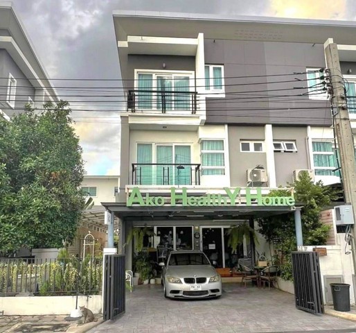 ให้เช่า บ้านโฮมออฟฟิศ3ชั้น ตกแต่งเป็นคาเฟ่พร้อมเริ่มกิจการได้เลย-ตรงข้ามเป็นสวนหย่อม (วิวดีสุดๆ) หน้าบ้านไม่ชนกับใคร-50 ตรว. พื้นที่ใช้สอย 248 ตรม.- 3 ห้องนอน 4ห้องน้ำ แอร์ 6 ตัว พร้อม เฟอร์นิเจอร์-ทำเลทอง หมู่บ้านชวนชื่นโมดัส วิภาวดี อยู่ติดริมถนนใหญ่วิภาวดี ฝั่งขาเข้าฝั่งเดียวกับเจ้เล้ง ดอนเมือง-จอดรถได้บริเวณรอบบ้าน รอบสวนหย่อม ได้หลายคันโลเคชั่นใกล้…- สนาม