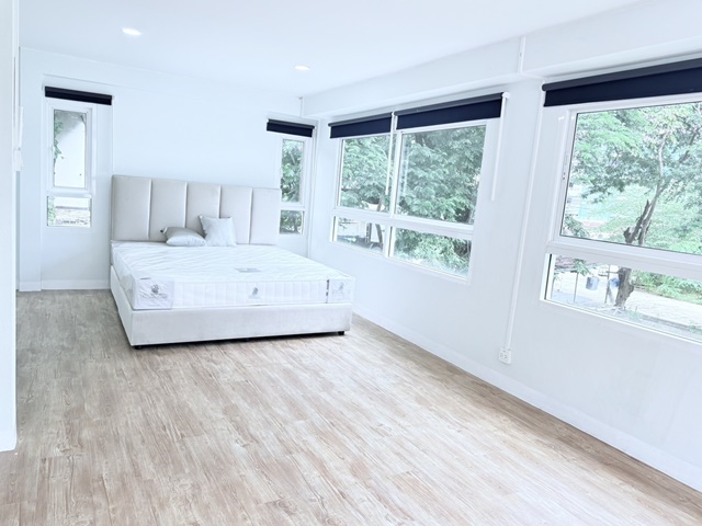 ม.เกษตรศาสตร์ 260 ม.คฤหาสน์ บ้าน ให้เช่า 2 ชั้น3นอน 2น้ำ แอร์ 5 ตัว พร้อมเฟอร์นิเจอร์ จอดรถได้ 4 คัน ถ.งามวงศ์วาน43-49 เพียง 115 เมตร 