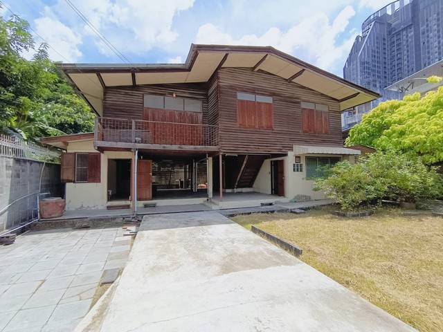 ราคาสุดคุ้มกับพื้นที่ 113 ตร.ว. 452 ตร.ม., 5 นอน / 3 น้ำ, เดินทางสะดวกใกล้ MRT บางซ่อน 250 ม.รายละเอียดรหัสประกาศ :  OM17541ราคา : 13,600,000 บาท (ลดจาก 16 ล้านบาท)ที่ตั้ง : ซอยเพิ่มทรัพย์ 2 ถนนกรุงเทพ- นนทบุรี แขวงบางซื่อ เขตบางซื่อ กรุงเทพมหานคร 10800====================================== จุดเด่น:- ราคานี้หายากแล้วในทำเลนี้- ทำเลเยี่ยม เดินทางสะดวกใกล้ MRT- เนื้อที่กว้างขวางถึง 113 ตร.ว. ทำให้สามารถสร้างมุมกิจกรรมสำหรับครอบ�