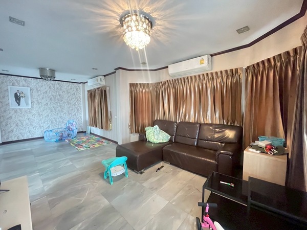 ขายและให้เช่า บ้านเดี่ยวหลังใหญ่ รีโนเวทใหม่ ต่อเติมเต็ม พร้อมเข้าอยู่ หมู่บ้านเฟื่องสุข ซอยลำโพ27