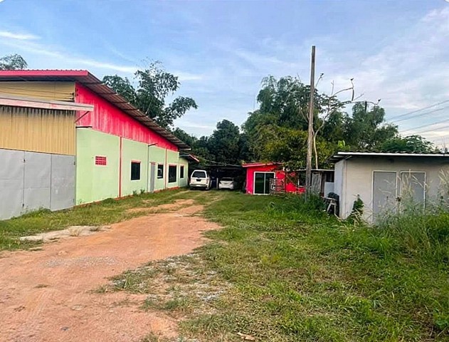 โกดังให้เช่าในที่ดินเป็นโฉนดเขตติดต่อระหว่างบ่อวิน/ชลบุรีและ ปลวกแดง/ระยอง (ชุมชนหนองก้างปลาเก่า)