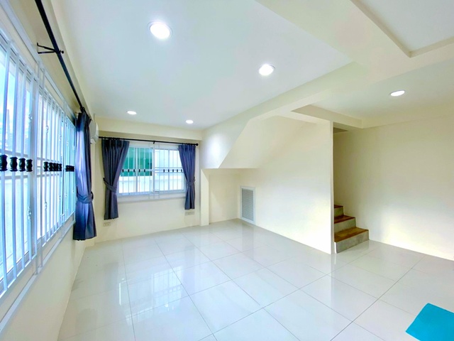 MRT รามอินทรา กม.4  600 ม.ให้เช่าบ้านเดี่ยว 2 ชั้น  30 ตร.วา. 120 ตร.ม.บ้านสวย ทำเลดี 2-3นอน 2 น้ำ รร.นานาชาติ ตลาดถนอมมิตร 2.3 กม.