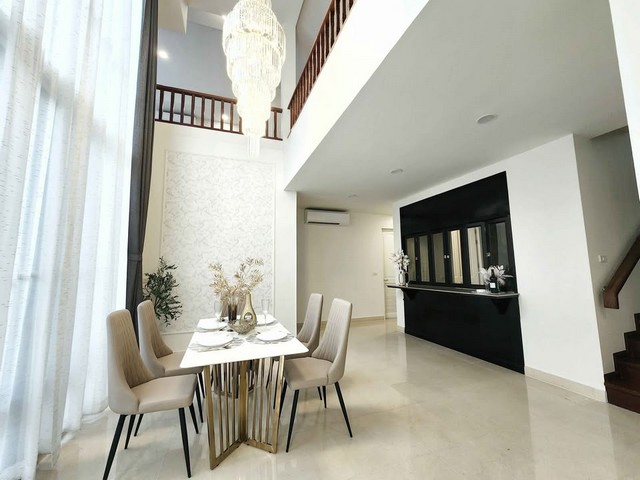 ให้เช่าบ้านเดี่ยวสุดหรู 3 ชั้น 80 ตร.ว 320 ตร.ม พร้อมระเบียงใหญ่ วิวสวย ย่านรัชดานิเวศน์ 16 เฟอร์นิเจอร์+เครื่องใช้ไฟฟ้าครบ พร้อมอยู่