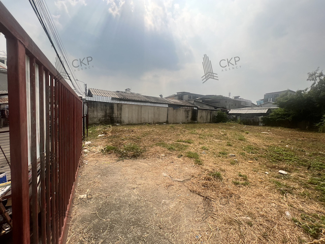 ให้เช่าที่ดิน ขนาดพื้นที่  101 ตารางวา อยู่ที่ ซอยรัชดาภิเษก36  จตุจักร กรุงเทพ ทำเลดีใกล้แหล่งชุมชนและถนนใหญ่ เดินทางสะดวก เข้าออกได้หลายเส้นทาง ใกล้ห้างสรรพสินค้าและมหาวิทยาลัย  สนใจสอบถามได้ค่ะรายละเอียด- ขนาดพื้นที่  101 ตารางวา การเดินทาง- ถนนรัชดาภิเษก 1.1 ก.ม.- ถนนพหลโยธิน 1.9 ก.ม.- ถนนเสนานิคม1 1.5 ก.ม.- BTS รัชโยธิน 2.2 ก.ม.สถานที่ใกล้เคียง- มหาวิทยาลัยราชภัฏจันทรเกษม 1.1 