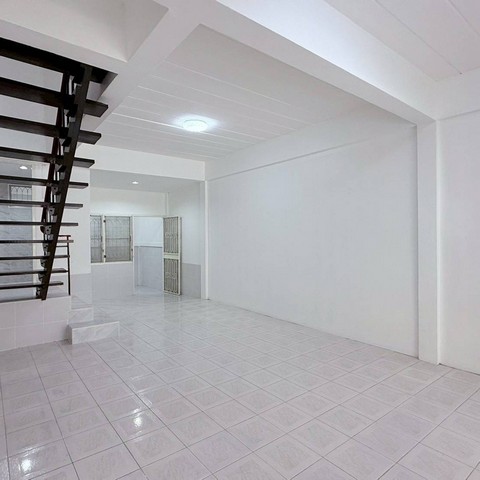 ขายบ้านแฟมิลี่ปาร์คชลบุรี ขายบ้านรีโนเวทแล้ว หมู่บ้านแฟมิลี่ปาร์ค 16 ตารางวา 2ห้องนอน1ห้องน้ำ