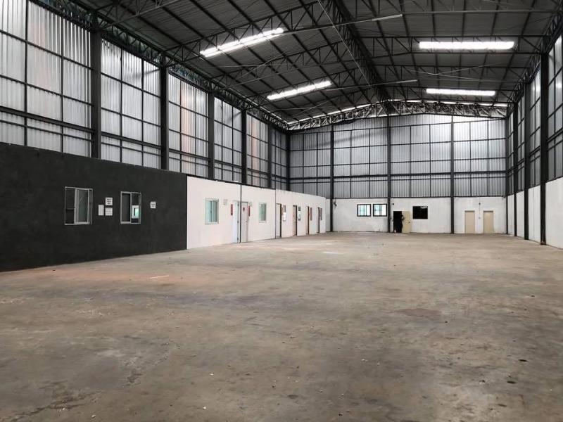 โกดัง ขนาด 750 ตร.ม.  • พื้นรับน้ำหนักได้ 3 ตันต่อตร.ม.  • หลังคาด้านข้าสูง 9 เมตร จั่วกลางสูง 12 เมตรถนนบางนากม.9