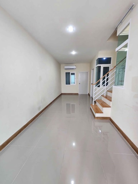 สนามบินสุวรรณภูมิ  6.9 กม เฉลิมพระเกียรติ ร. 9 ซอย 30 ทาวน์โฮม 2 ชั้น ประเวศ 19 ตร.วา 3นอน 2น้ำ  99ตรม. สวนหลวง ร. ๙  4 กม.