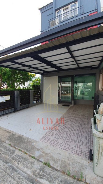 RH081225 ให้เช่า ทาวน์โฮม 3ชั้น 4ห้องนอน หมู่บ้านชาลิสา ลาดพร้าววังหิน 34 ตกแต่งพร้อมอยู่ค่าเช่า 35,000 บาท/เดือน- ประกัน 3เดือน ล่วงหน้า 1เดือนรายละเอียด :- ที่ดินขนาด 27 ตรว. - พื้นที่ใช้สอยประมาณ 200 ตรม.- 4 ห้องนอน / ห้องทำงาน - 3 ห้องน้ำ - แอร์ 6 เครื่อง- จอดรถได้ 1-2 คันสถานที่ใกล้เคียง :- เซนทรัล อีสต์วิลล์- รพ.เปาโลโชคชัย4- รร สตรีวิทยา 2Location : ซอย หมู่บ้านชาลิสาแขวง ลาดพร้าว ลาดพร้าว กรุงเ