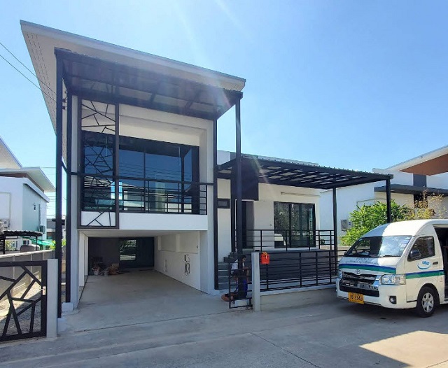 โลตัส ถนนหลวงแพ่ง 800ม.  รร.สาธิตนานาชาติ สจล. 3.8 กม. ให้เช่าบ้านเดี่ยว 2 ชั้น ร่มรื่น 54ตร.วา. 214ตร.ม. 3นอน 2น้ำARL สุวรรณภูมิ 5.2 กม. 