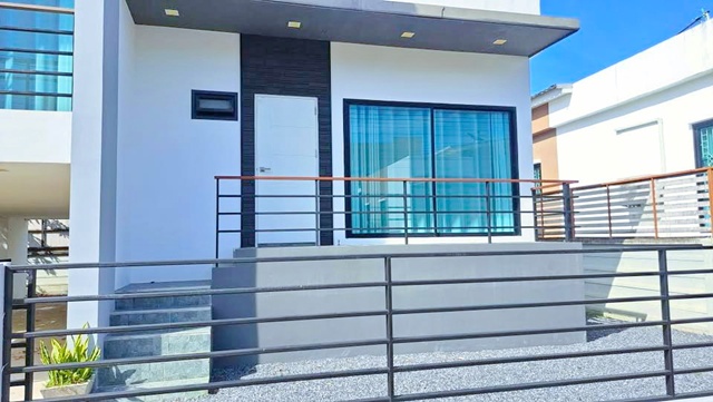 โลตัส ถนนหลวงแพ่ง 800ม.  รร.สาธิตนานาชาติ สจล. 3.8 กม. ให้เช่าบ้านเดี่ยว 2 ชั้น ร่มรื่น 54ตร.วา. 214ตร.ม. 3นอน 2น้ำARL สุวรรณภูมิ 5.2 กม.