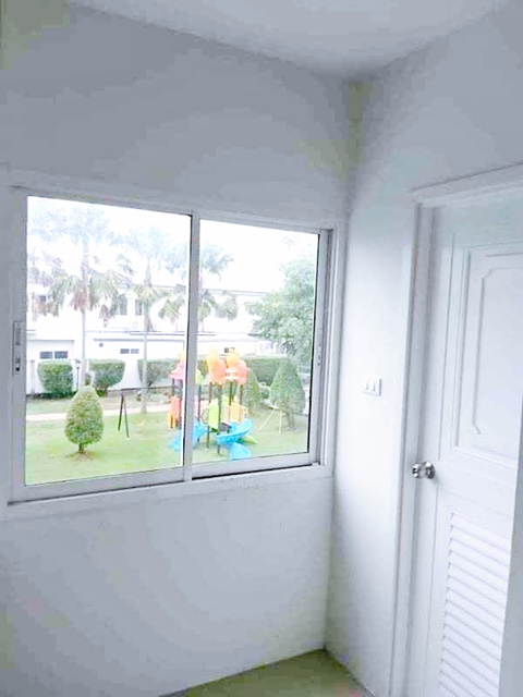 ถ รามอินทรา-พระยาสุเรนทร์  MRTบางชัน 2.6กม.ให้เช่าทาวน์โฮม 3 ชั้น 19ตร.วา. 229 ตร.ม. ติดถนน เหมาะกับโฮมออฟฟิศ โชว์รูม