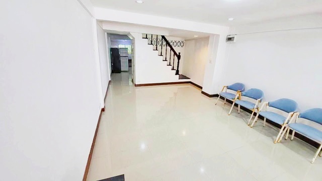 MRTวงศ์สว่าง 3.5กม. เดอะมอลล์ งามวงศ์วาน 1.5 กม. บองมาร์เช่ 1.5 กม.  ทาวน์เฮ้าส์ 2 ชั้น 19ตรว. 139ตรม  ประชาชื่น39-45 ม.ธุรกิจบัณฑิตย์ 3 กม.