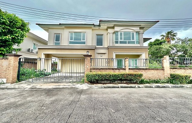 TEL:088-559 5199 คุณเอLine:https://line.me/ti/p/C0eGe0whLXขายบ้านเดี่ยว หลังใหญ่ แปลงมุม ศรีราชาโครงการ Casa Legend ศรีราชาบ้านหรูสไตล์ Tuscany ราคา 8.9 ล้านบาทพื้นที่กว้าง 107 ตร.วา 3 ห้องนอน 4 ห้องน้ำ 1 ห้องแม่บ้าน พร้อมห้องน้ำโถงชั้น 1 พื้นที่การใช้งานเยอะมากสวนภายนอก กว้างขวาง ร่มรื่น พื้นที่มีให้คุณจัดโซนเพื่อความเป็นคุณได้อย่างลงตัวผสมผสานความงามและความเป็นส่วนตัวไว้ในที่เดียวตั้งอยู่ใกล้ ห้าง J‑P