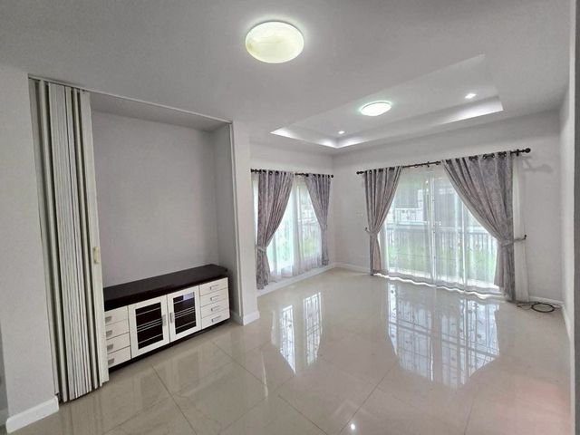 ขายด่วน 3.15 ล้าน 56 ตรว. #อรสิริน3 #ดอยสะเก็ด #แปลงมุม​ บ้านสวย 2 ชั้น สภาพดี เข้าเมืองง่าย เดินทางสะดวก #หิ้วกระเป๋าพร้อมเข้าอยู่ได้เลยค่ะ