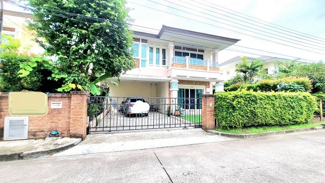 ขายบ้านเดี่ยว 2 ชั้น-โครงการเลอนีโอ 2 วงแหวน-ศรีนครินทร์รหัสทรัพย์ที่ C25047ทางเข้าเดียวกับหมู่บ้านมัณฑนา ใกล้ทางด่วนวงแหวนอุตสาหกรรม เดินทางเข้า-ออกเมืองสะดวกมาก รอบบ้านลงเสาเข็มลึก 21 เมตร ไม่มีปัญหาทรุด พร้อมห้องนอนชั้นล่างเพิ่ม เหมาะสำหรับผู้สูงอายุรายละเอียดทรัพย์•เนื้อที่: 63.7 ตร.วา (ประมาณ 254.8 ตร.ม.)•พื้นที่ใช้สอย: 234 ตร.ม.•แบบบ้าน: 4 ห้องนอน 4 ห้องน้ำ•ห้องแม่บ