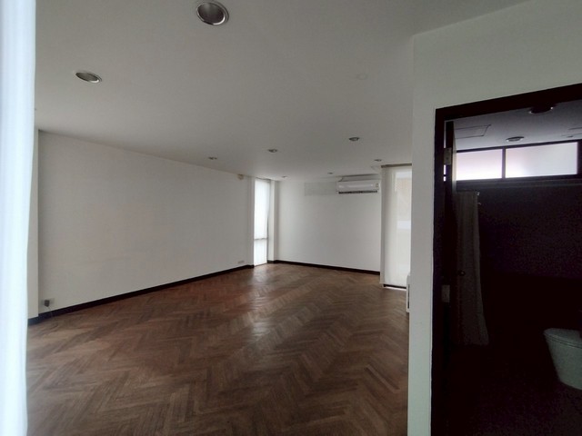 ให้เช่าพูลวิลล่า 4 ชั้น 750 ตรม. ย่านอารีย์ พญาไท เหมาะพักอาศัย หรือโฮมออฟฟิศ ใกล้ BTS อารีย์