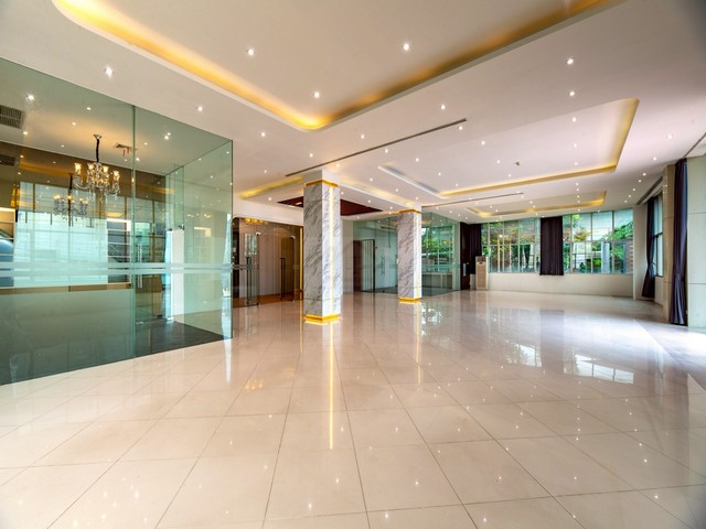 ให้เช่าอาคาร 5 ชั้น 1500 ตรม. สวยที่สุดใน ทาวน์อินทาวน์ ติดเลียบด่วน ตกแต่งใหม่ สวยงาม โอ่อ่า พร้อมใช้งาน จอดรถกว่า 20 คัน