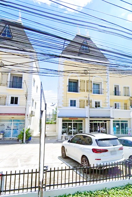 พระยาสุเรนทร์ MRTบางชัน 2.6กม.ให้เช่าทาวน์โฮม 3 ชั้น 18 ตร.วา. 220 ตร.ม. ติดถนน เหมาะกับโฮมออฟฟิศ โชว์รูม 