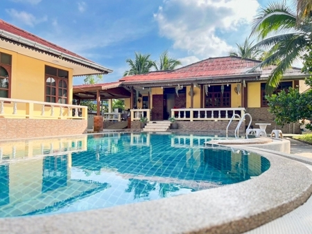 ประกาศขายบ้านพักวิลล่า 5 ห้องนอน พร้อมบ้านพัก 3 หลัง มีสระว่ายน้ำ เนื้อที่ 2 งาน ตลิ่งงาม อ.เกาะสมุย สุราษฎร์ธานี ขายบ้านสมุย