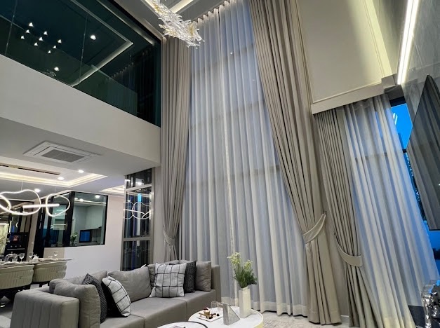 ให้เช่าบ้านหรู  3 ชั้น  ที่ดิน 105.7วา บ้าน 587 ต.ร.ม. 4 ห้องนอน 6 ห้องน้ำ 4 จอดรถ 1 ลิฟต์ ถนนอ่อนนุช17