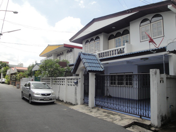 ให้เช่าบ้านเดี่ยว 2ชั้นเนื้อที่ 70ตารางวาร 5 นอน 3 น้ำ แอร์ เฟอร์นิเจอร์บางส่วน ถนน พหลโยธิน ใกล้ห้างเมเจอร์  ราคาเช่า 25,000 บ/ด