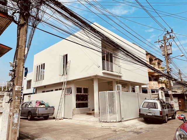 ให้เช่าบ้านเดี่ยว 2 ชั้น หลังมุม ย่านสุทธิสาร ห้วยขวาง ใกล้ MRTสุทธิสาร 750 เมตร เหมาะทำโอมออฟฟิศ คาเฟ่ ใกล้ MRTสุทธิสาร รัชดา