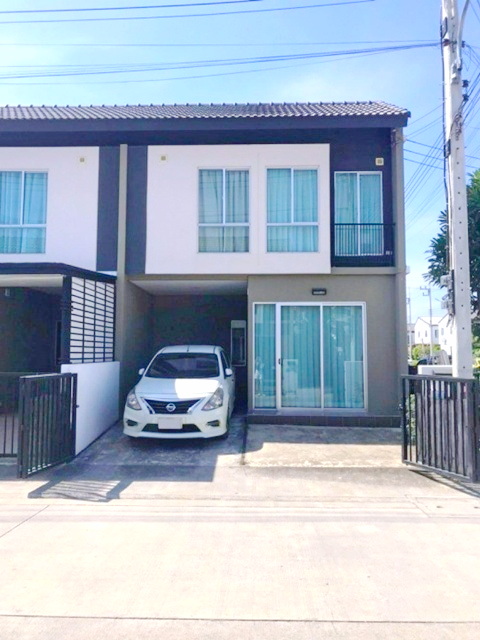 ตลาดส.รุ่งเรือง 1.4 กม. ให้เช่า ทาวน์เฮ้าส์ 2 ชั้น หลังมุม  ตลาดพวงสว่าง 345 1.1 กม.  โลตัส วัดไพร่ฟ้า 3.8 กม.22ตร.วา. 172ตร.ม