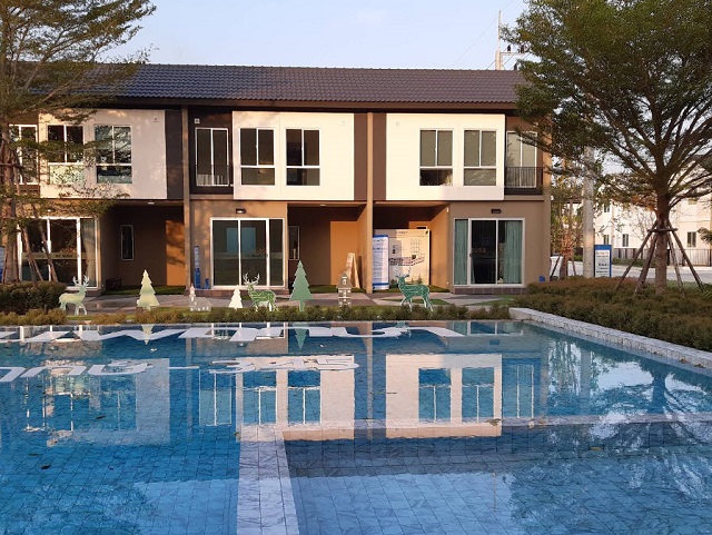 ตลาดส.รุ่งเรือง 1.4 กม. ให้เช่า ทาวน์เฮ้าส์ 2 ชั้น หลังมุม  ตลาดพวงสว่าง 345 1.1 กม.  โลตัส วัดไพร่ฟ้า 3.8 กม.22ตร.วา. 172ตร.ม