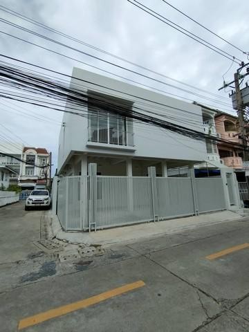 รหัสC6870 ให้เช่าบ้านเดี่ยว 2ชั้น หลังมุม ย่านสุทธิสาร ห้วยขวาง ใกล้ MRTสุทธิสาร เหมาะทำโอมออฟฟิศ