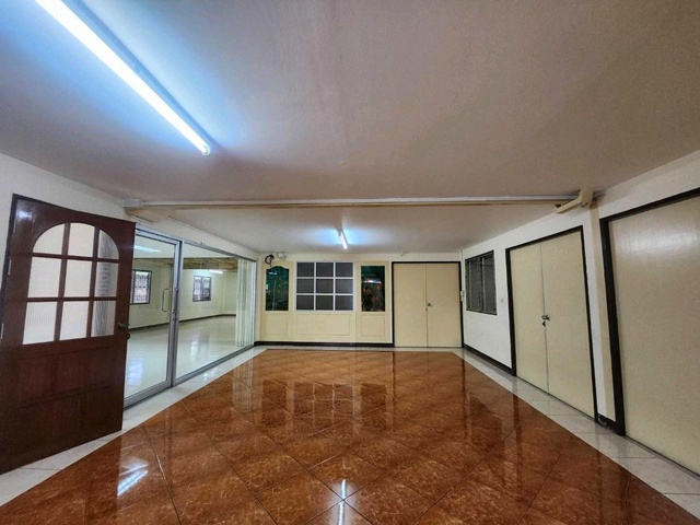 MRTโชคชัย 4 3กม.รร.สตรีวิทยา2 1.2 กม.ซ.นาคนิวาส 49-53 ให้เช่าโกดัง ออฟฟิศ 3 ชั้น+ชั้นลอย 200 ตร.วา. 1,180 ตร.ม