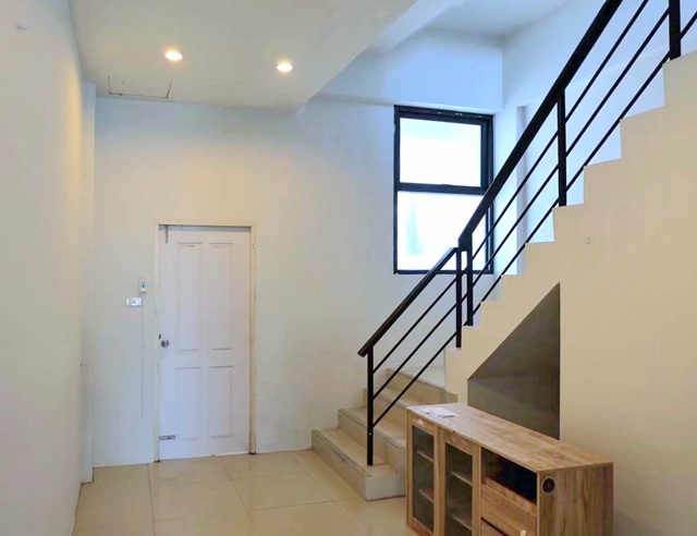 อาคารพาณิชย์ 4ชั้น 23 ตร.วา.หน้านิคม ตลาดนครฉลองกรุง500ม. รร.วัดทิพพาวาส 1กม. 370 ตร.ม.  ติดถนนใหญ่  ม.เจ้าคุณทหารลาดกระบัง 3.8 กม.4 นอน