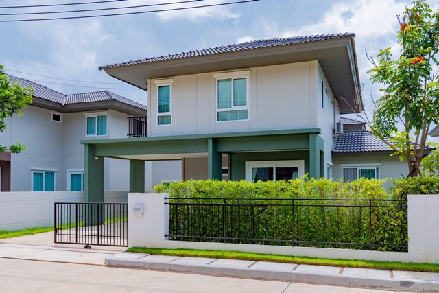 #HR019 For Rent : Kohkaew, 2-Storey Detached House @Saransiri Retreat, 4 Bedrooms 3 Bathrooms2-storey detached house, Koh Kaew location- Size 55 sq.w.- 4 bedrooms- 3 bathrooms- 2 parking spacesFacilities- Educational Playground- CCTV- Co-Working Space- Real Time Guard Tour- LIV 24- Garden- Fitness- Swimming poolNearby places- British International School Phuket- Thao Thep Krasattri Monument- Mission Hospital Phuket- Central PhuketFree common area fee for 1 yearPrice 80,000 baht/month for annual contract-----------#HR019 สำหรับเช่า : บ้านเดี่ยว 2 ชั้น ทำเลเกาะแก้ว 4 ห้องนอน 3 ห้องน้ำบ้านเดี่ยว 2 ชั้น ทำเลเกาะแก้ว สราญสิริ รีทรีต- ขนาด 55 ตรว.- 4 ห้องนอน - 3 ห้องน้ำ- 2 ที่จอดรถสิ่งอำนวยความสะดวก- CCTV กล้อง