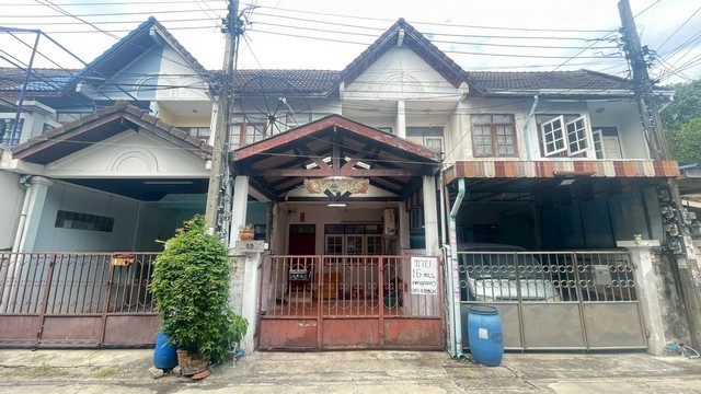 ขายบ้านราคาถูกที่สุดในย่านนี้! หมู่บ้านสว่างจิต สวนผัก 2 ซอย 2 แยก 10 ตลิ่งชัน รายละเอียดบ้าน:- พื้นที่: 16 ตารางวา- แบบบ้าน: 2 ห้องนอน 2 ห้องน้ำ- ทำเล: หมู่บ้านสว่างจิตร สวนผัก 2 ซอย 2 แยก 10 แขวงตลิ่งชัน เขตตลิ่งชัน กรุงเทพฯ- ถนนหน้าบ้านกว้าง เข้า-ออกสะดวก- บรรยากาศเงียบสงบ เหมาะแก่การพักอาศัย** ราคาขายเพียง 1.35 ล้านบาทเท่านั้น!** ถูกที่สุดในย่านนี้! คุ้มค่าคุ้มราคา เหมาะทั้