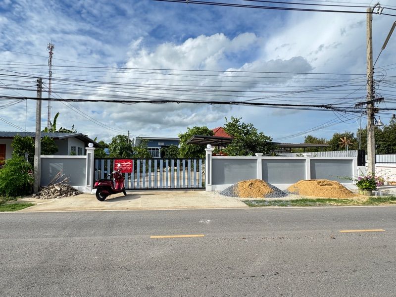 ขายที่ดินพร้อมบ้านสร้างใหม่ ทำเลดี  อำเภอเมืองชัยนาท จังหวัดชัยนาท